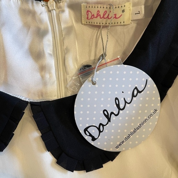 Dahlia white and black L lined dress with buttons on sleeves & contrasting trim - Picture 5 of 9